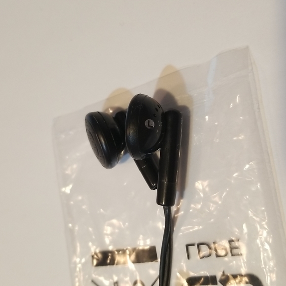 Black in-ear earbuds, NWOT - Picture 4 of 4